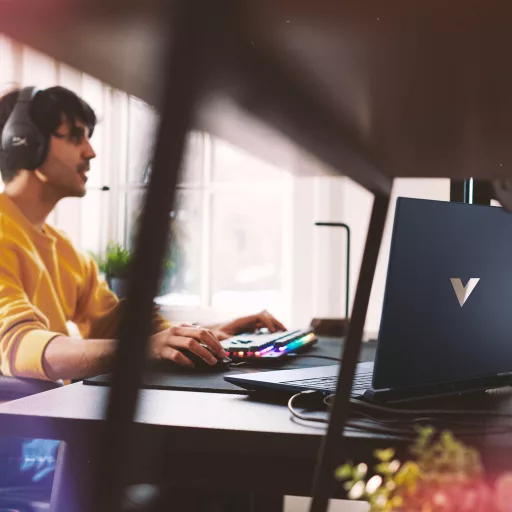 HP Victus Gaming 15-fa2006nh Intel® Core™ i5 i5-13420H Laptop 39,6 cm (15.6") Full HD 16 GB DDR4-SDRAM 512 GB SSD NVIDIA GeForce RTX 4050 Wi-Fi 6 (802.11ax) FreeDOS Kék