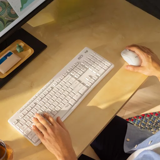 Logitech 920-009824 billentyűzet Egér mellékelve Irodai Vezeték nélküli RF QWERTY Nemzetközi amerikai Fehér